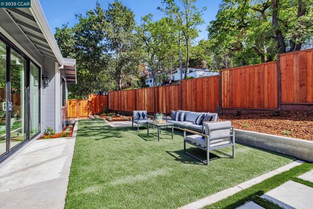 945 Yorkshire Ct, Lafayette CA: https://media.crmls.org/mediaz/1341bdab-9c84-4a67-a9c7-bdf72fc3a800.jpg
