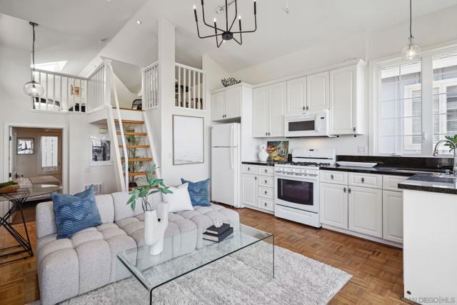 931 Ocean Ave, Del Mar CA: https://media.crmls.org/mediaz/134225b6-b12a-448d-bcee-e9257ca28cb2.jpg