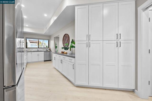 3535 Terra Granada Dr, Walnut Creek CA: https://media.crmls.org/mediaz/13430dec-d4dd-4e30-b4ff-ee17f9a1a59b.jpg