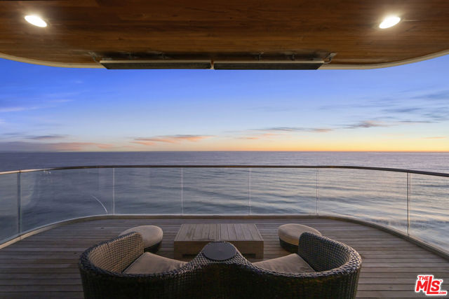 18860 Pacific Coast Highway, Malibu CA: https://media.crmls.org/mediaz/13435879-6072-466b-a276-70dcddca34e3.jpg