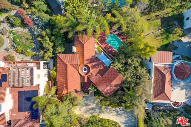 4778 Cromwell Avenue, Los Angeles CA: https://media.crmls.org/mediaz/1343e4e1-f0db-4bfe-9e5b-29faec53723f.jpg