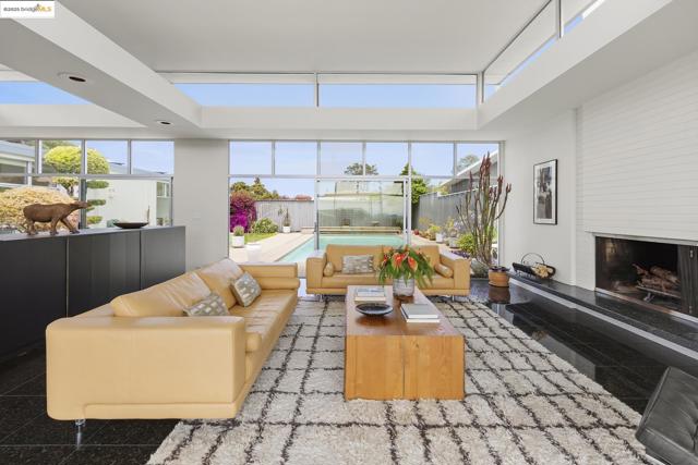 7145 View Ave, El Cerrito CA: https://media.crmls.org/mediaz/1343f359-3ffa-480e-be62-e4c76909d369.jpg
