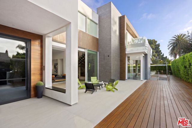 1410 Georgina Avenue, Santa Monica CA: https://media.crmls.org/mediaz/1344a5c5-d953-45ce-be89-5645e25d5627.jpg