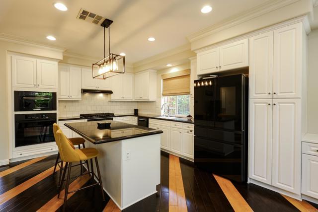 Detail Gallery Image 6 of 70 For 1595 Quiet Trail Dr, Chula Vista,  CA 91915 - 5 Beds | 3 Baths