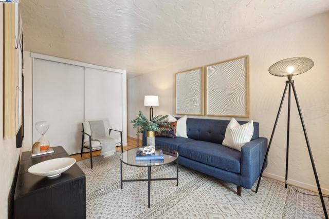 3032 CERRO VISTA, Alameda CA: https://media.crmls.org/mediaz/13453962-193b-4ed9-b2f9-41b269a60f3b.jpg