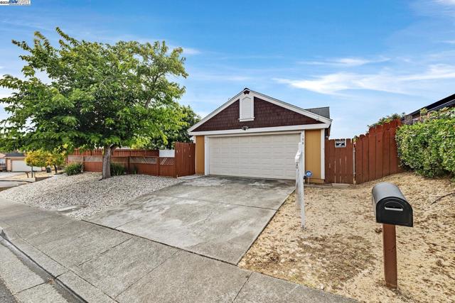 106 Fieldstone Way, Vallejo CA: https://media.crmls.org/mediaz/13460321-4efd-41e0-8ddf-1fa91d9881d6.jpg