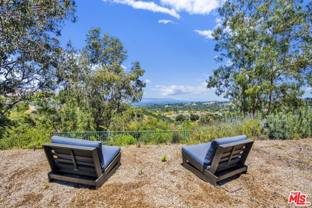 23473 Palm Drive, Calabasas CA: https://media.crmls.org/mediaz/134691f3-978f-4889-8ab2-b0d18d57c8f4.jpg