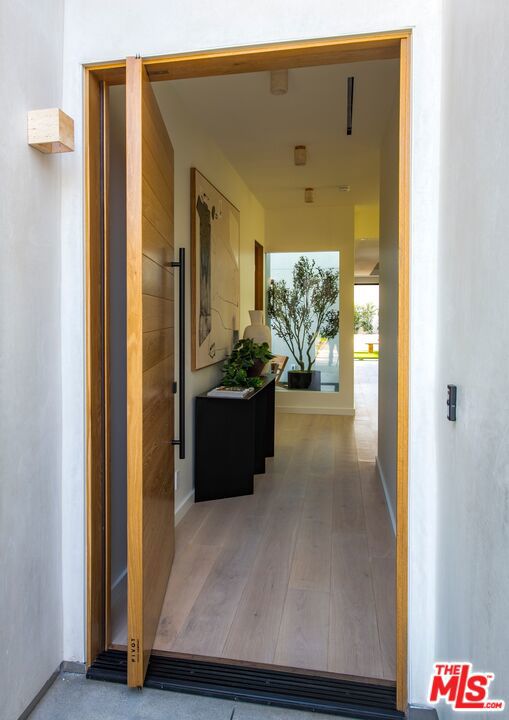 12806 Admiral Avenue, Los Angeles CA: https://media.crmls.org/mediaz/1346bd75-b756-429e-86ae-2619619d4594.jpg