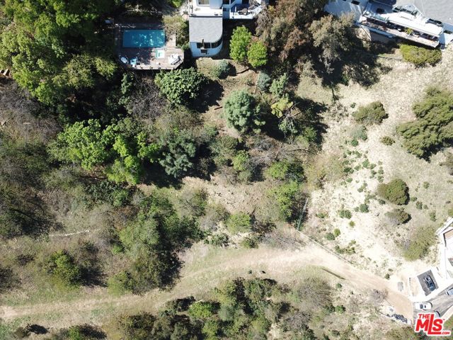 3905 N Hopevale Drive, Sherman Oaks CA: https://media.crmls.org/mediaz/13473cbc-26c5-47b8-9c64-0c84fdde581d.jpg