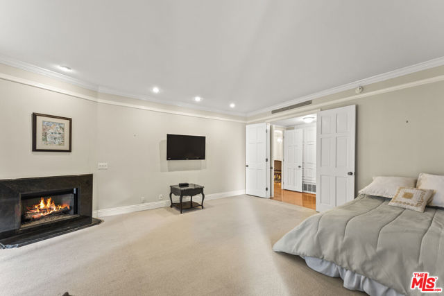 4752 Park Encino Lane, Encino CA: https://media.crmls.org/mediaz/13475839-72c5-452d-8973-dff9c4520b87.jpg