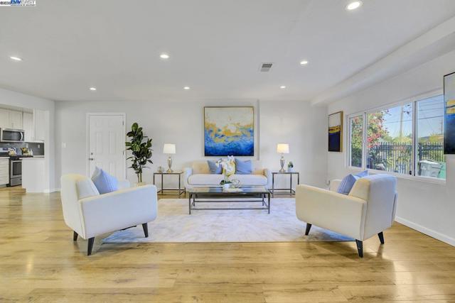 215 Isleton Ave, Oakland CA: https://media.crmls.org/mediaz/1348e03f-6660-4b24-8e3c-97e0ed176f3d.jpg