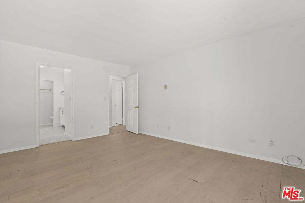 https://media.crmls.org/mediaz/1349504d-4dfd-4c10-bc67-625e5ecadabf.jpg?preset=X-Large