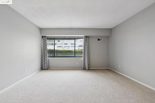 988 Franklin, Oakland CA: https://media.crmls.org/mediaz/134a80ac-59cb-4af0-a15b-d69b58bb4392.jpg