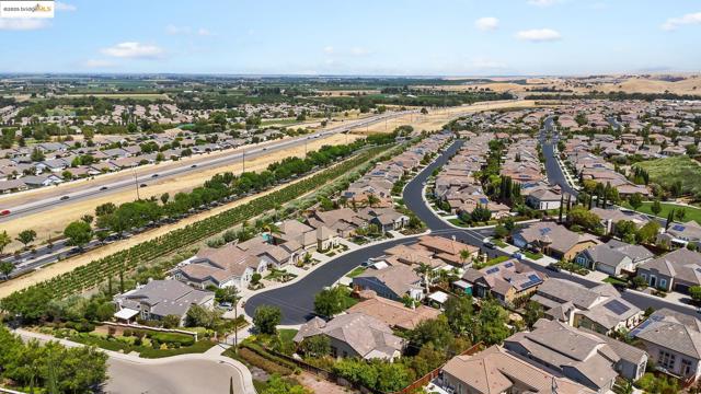1101 Lafite Ct, Brentwood CA: https://media.crmls.org/mediaz/134b7a7a-26aa-4910-8460-3448aa79a6ae.jpg