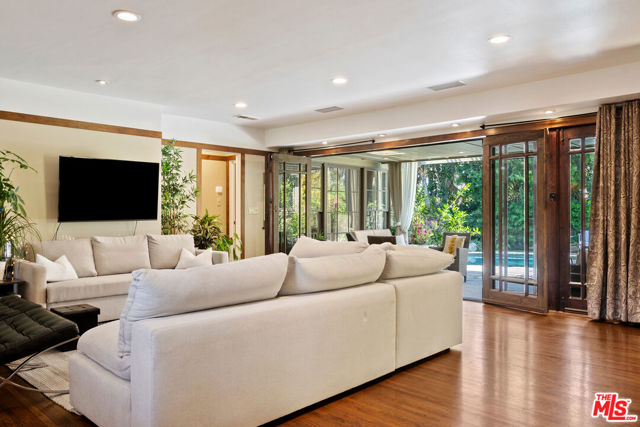 2299 Beverwil Drive, Los Angeles CA: https://media.crmls.org/mediaz/134c550b-d5fe-4393-b3a1-1a4994c6de37.jpg