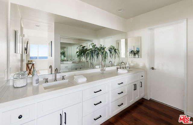 18111 Coastline Drive, Malibu CA: https://media.crmls.org/mediaz/134e39fa-7ec7-4fca-97ab-ec9e477d25df.jpg