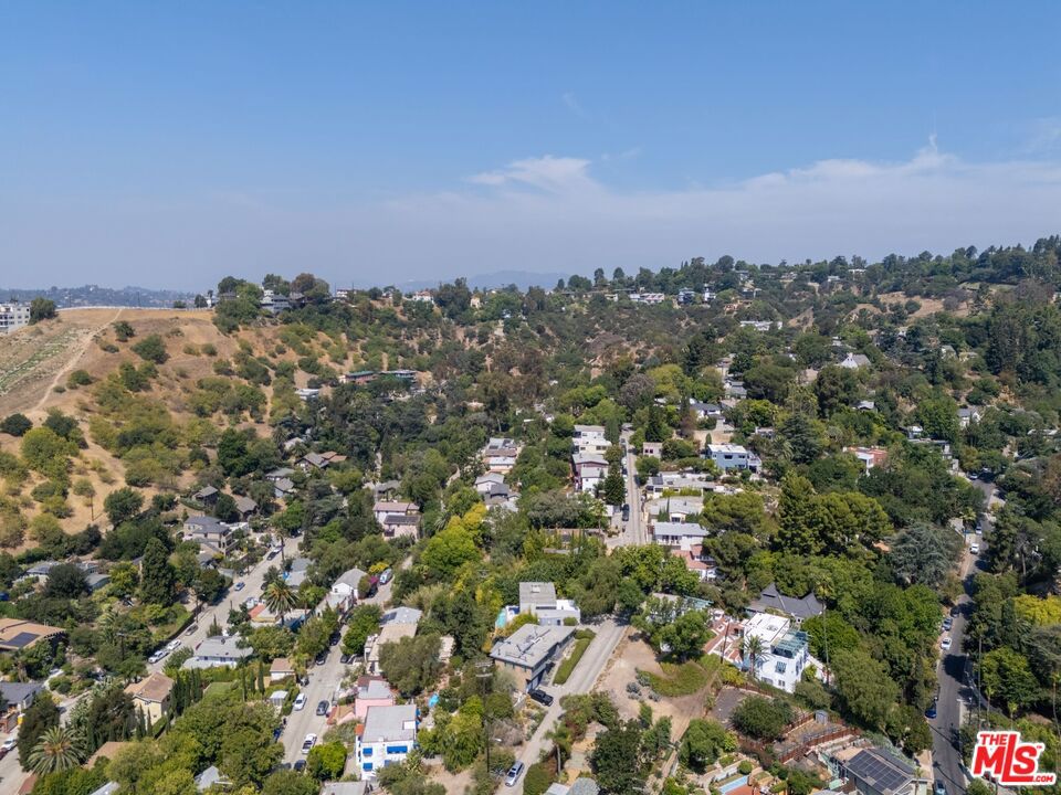 https://media.crmls.org/mediaz/13504848-a644-4943-860f-92dca6c90a14.jpg?preset=X-Large