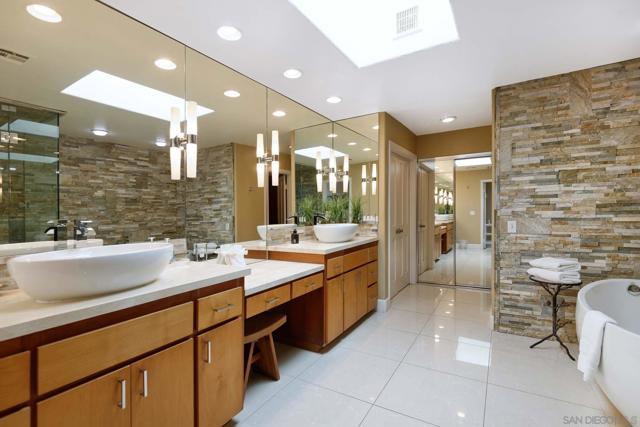 292 Bonair St, La Jolla CA: https://media.crmls.org/mediaz/1350a468-9268-4787-a9f9-d9d322628a1e.jpg