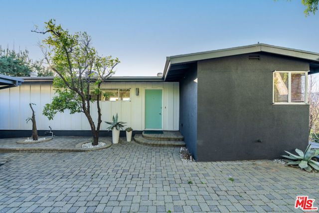 1313 Corona Drive, Glendale CA: https://media.crmls.org/mediaz/135111ce-9527-440c-9914-91e6a9ed7167.jpg