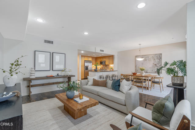931 E Walnut Street, Pasadena CA: https://media.crmls.org/mediaz/13515dc4-7c34-4317-975b-9100149907ba.jpg