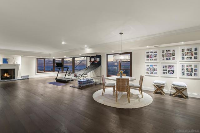 6404 La Jolla Scenic Drive S, La Jolla CA: https://media.crmls.org/mediaz/13517b4e-d3d8-4a91-b895-9d3080c40e88.jpg