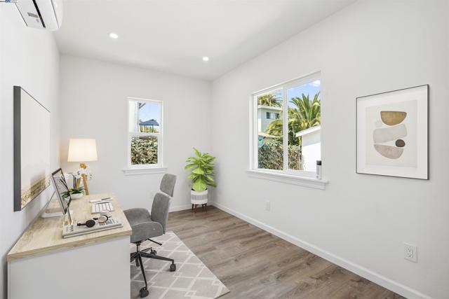5542 Harvey Ave, Oakland CA: https://media.crmls.org/mediaz/13520de2-aa7c-43be-a9db-0fc58c87ed9c.jpg