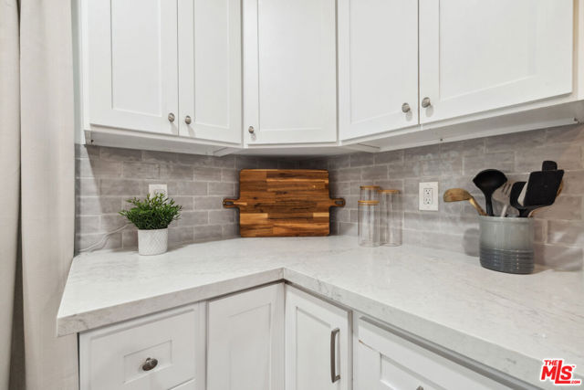821 S Cloverdale Avenue, Los Angeles CA: https://media.crmls.org/mediaz/13525515-28a9-4a4f-a6c5-bcd3263b1562.jpg