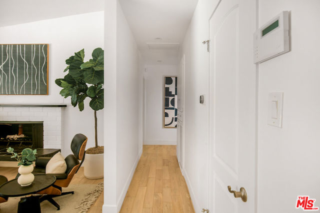 2700 Carmar Drive, Los Angeles CA: https://media.crmls.org/mediaz/1353b5b4-b9bc-4a02-828e-486833cec030.jpg