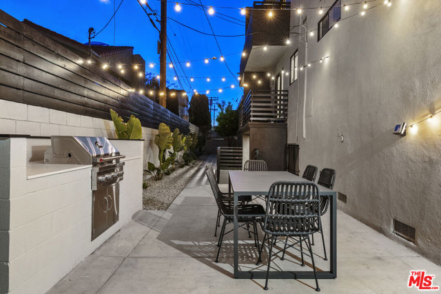 4938 Rosewood Avenue, Los Angeles CA: https://media.crmls.org/mediaz/13548563-84e2-4119-88b1-13717da433ff.jpg