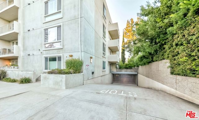 4644 Coldwater Canyon Avenue, Studio City CA: https://media.crmls.org/mediaz/1354dc64-61d1-4c78-aea2-73b616c4c18e.jpg