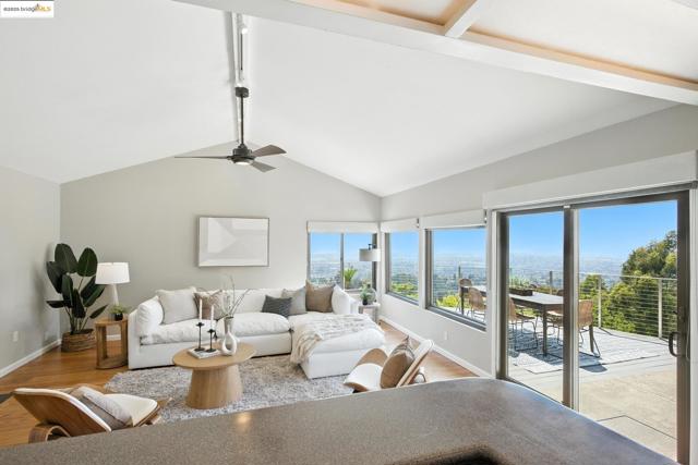 25 Holyrood Manor, Oakland CA: https://media.crmls.org/mediaz/13555db0-1278-49ef-81f9-3fed70cf8d15.jpg
