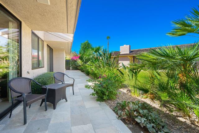 6 Oxford Court, Rancho Mirage CA: https://media.crmls.org/mediaz/1355ba75-e00c-44ac-b939-4790c2efdded.jpg