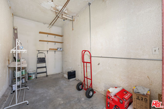 1127 15th Street, Santa Monica CA: https://media.crmls.org/mediaz/13561b4a-9c2c-4957-8990-6cef47074f55.jpg