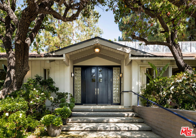 811 N Hillcrest Road, Beverly Hills CA: https://media.crmls.org/mediaz/1356258c-15a8-4e8f-a08f-57885b6a06fc.jpg
