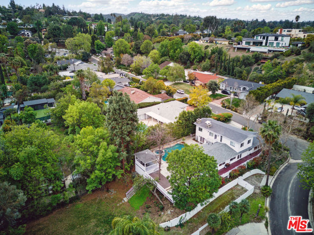 5220 Melvin Avenue, Tarzana CA: https://media.crmls.org/mediaz/1356c3a8-9fb6-4bb3-a422-ea16879d2edd.jpg
