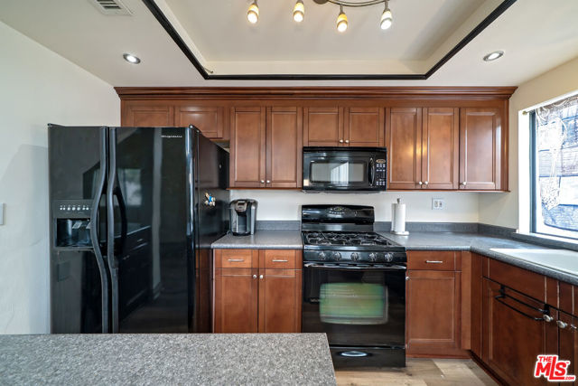 18433 Hatteras Street, Tarzana CA: https://media.crmls.org/mediaz/13571390-be37-494a-88fd-574d62a37885.jpg