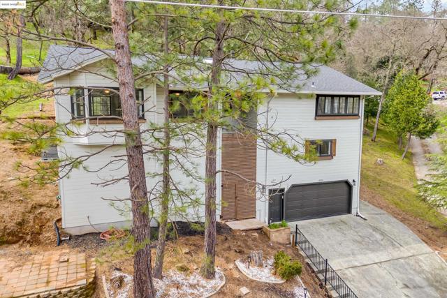 16806 Brewer Rd, Grass Valley CA: https://media.crmls.org/mediaz/13572d04-04ee-4592-9af2-f78e364560d5.jpg