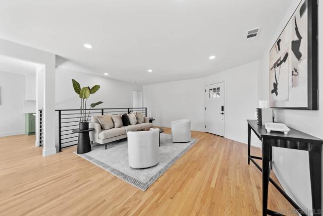 198 Croydon Ln, El Cajon CA: https://media.crmls.org/mediaz/1357687b-f081-4dee-9d50-3320188d5756.jpg