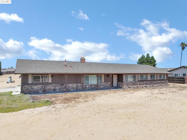 918 Carpenter Rd, Oakley CA: https://media.crmls.org/mediaz/13577e7c-ba0e-4402-8ecb-b377304f9c22.jpg