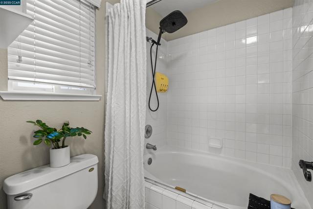 2063 BLUEROCK CT, Concord CA: https://media.crmls.org/mediaz/135794c7-ce7d-43ff-88cb-50564e1589f2.jpg