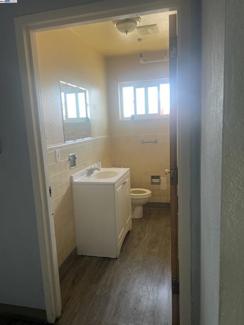 4201 West St, Oakland CA: https://media.crmls.org/mediaz/1358471a-5ea0-4411-bef2-1b8e6bbf921c.jpg