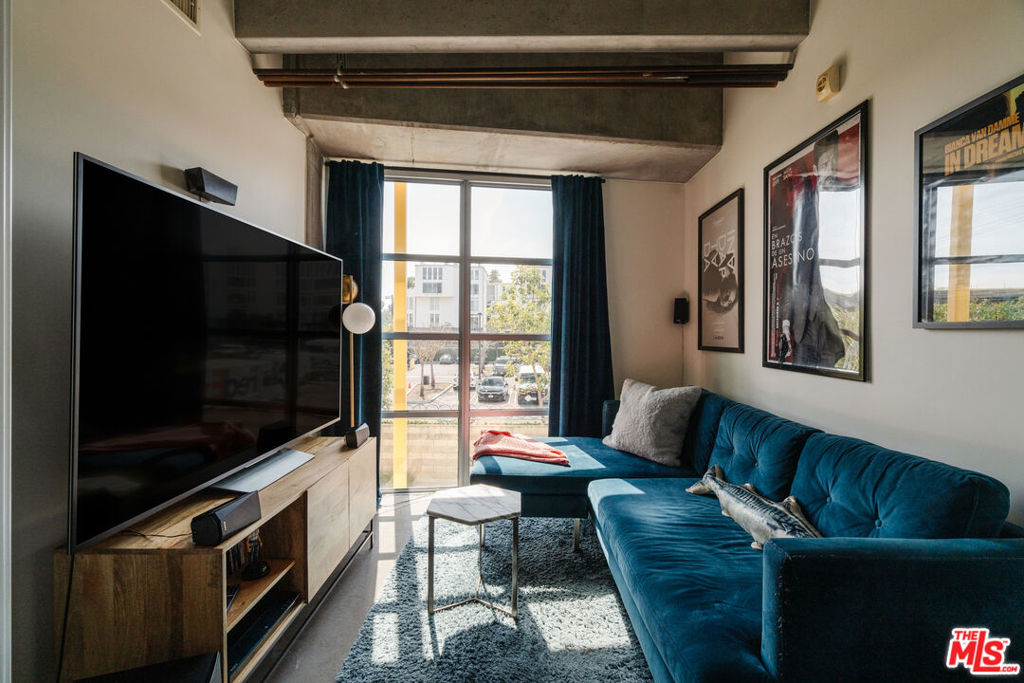 https://media.crmls.org/mediaz/135908ad-b95f-4807-ba62-326a48bfb482.jpg?preset=X-Large