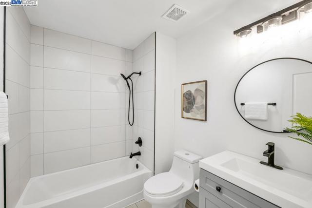9193 Bungalow Way, Elk Grove CA: https://media.crmls.org/mediaz/13590a18-4d55-4bde-b02d-70a8a0b792a4.jpg