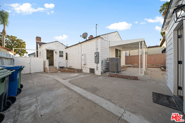 4325 W 58th Place, Los Angeles CA: https://media.crmls.org/mediaz/135b4fe7-f695-493f-b6e9-48be60c0c2aa.jpg
