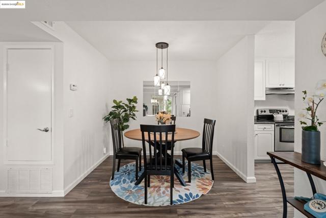 520 Canyon Oaks, Oakland CA: https://media.crmls.org/mediaz/135c5f9b-d91c-4bd7-ba99-2e23e186d545.jpg