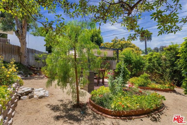 2249 Linnington Avenue, Los Angeles CA: https://media.crmls.org/mediaz/135cc033-e962-40f7-984f-40742c2b6117.jpg