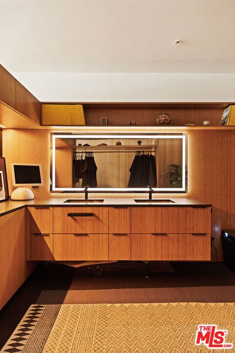 1155 S Grand Avenue, Los Angeles CA: https://media.crmls.org/mediaz/135d8b52-423e-4b99-8554-2d5b663487e8.jpg