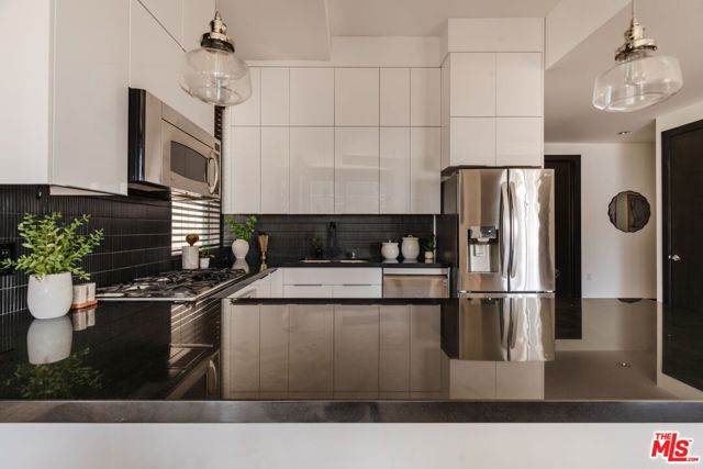655 S Hope Street, Los Angeles CA: https://media.crmls.org/mediaz/135ddd38-94a2-455e-bf1c-c0060e867bfa.jpg