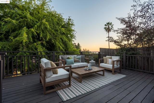 6314 Broadway Ter, Oakland CA: https://media.crmls.org/mediaz/135e8eb7-8832-48f4-b1f5-902a6cc7bd1e.jpg
