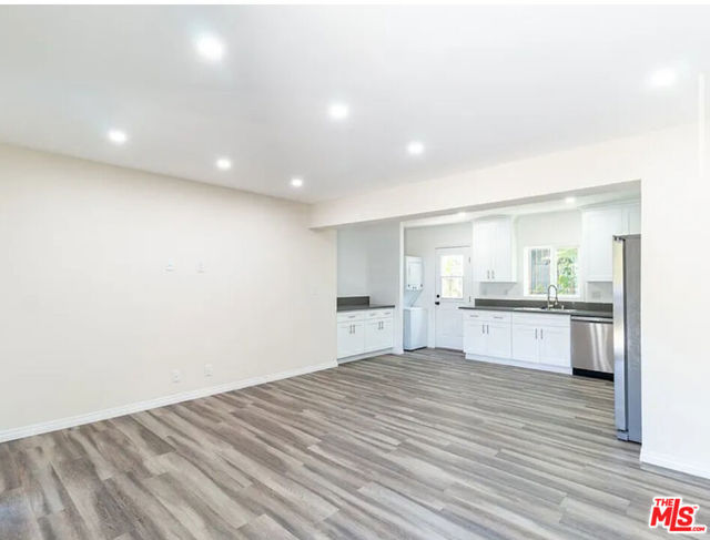 11629 1/2 Gateway Boulevard, West Los Angeles CA: https://media.crmls.org/mediaz/135ecfce-6e94-4b30-8971-2f5beee008c1.jpg